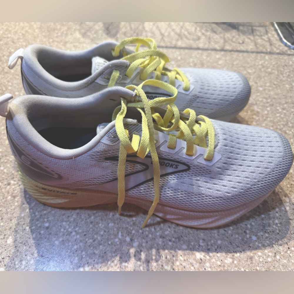Brooks Levitate 6 Neutral running shoe size 8.5